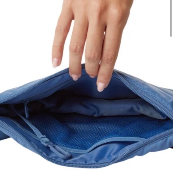 32 Degrees Cool | Women's Water Resistant Adjustable Strap Crossbody Bag | Blue - Picture 6 of 7